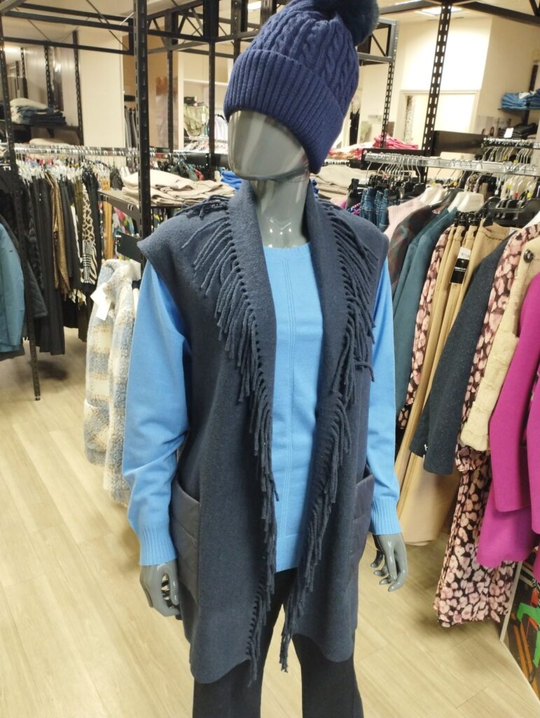 Jean Montana 69,95 € et Pull Lebek 59 € et Gilet Franges Lebek 104 € N16 vue 2