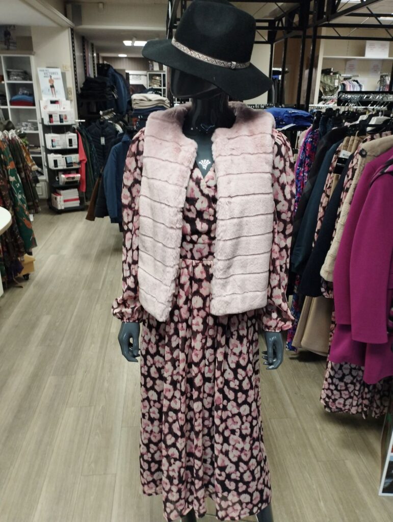 robe longue Julie Guerlande 99,95 € et gilet blush 69,95 € vue 2